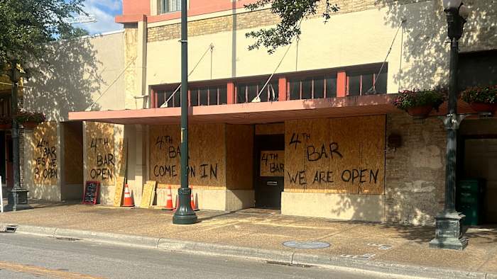 Downtown Bar Boards Up Windows voorafgaand aan geplande anti-Ice-protesten