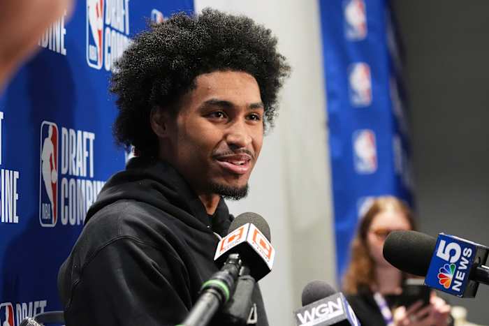 Dylan Harper drukt opwinding uit nadat hij is opgesteld door San Antonio Spurs