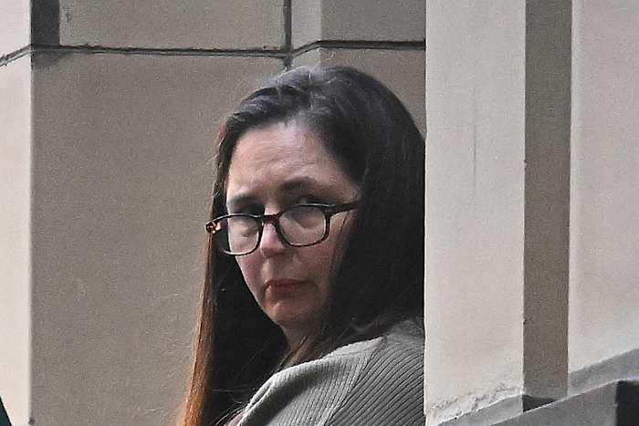Een jury beslist het lot van een Australische vrouw die wordt beschuldigd van 3 moorden door paddenstoelenvergiftiging