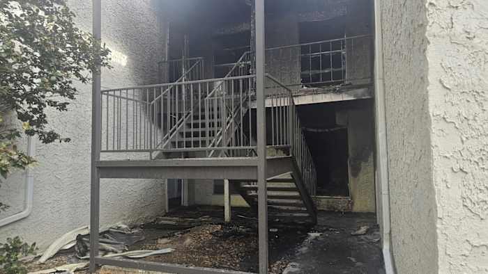 Familie zegt dat dieven door brand in de noordoostelijke appartementen zijn door vuur beschadigd