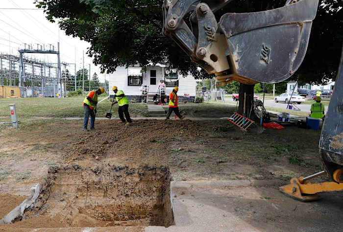 Flint's nog steeds niet-voltooide vervanging van loodpijpen dient als een waarschuwend verhaal naar andere steden