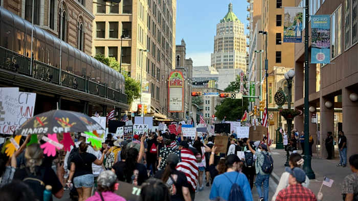 Foto's: protesten tegen Trump -regering in het centrum van San Antonio