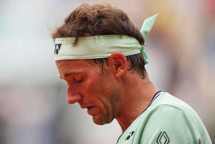 French Open 2025: Casper Ruud heeft last van een pijnlijke knie en verliest naar Nuno Borges