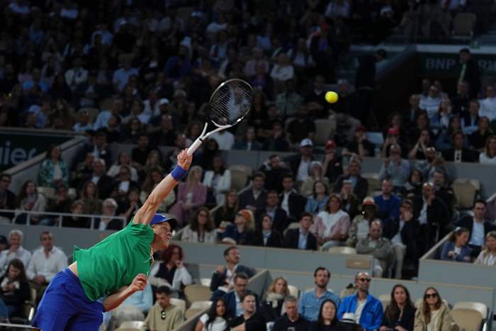 French Open: Nr. 1 Jannik Sinner domineert Andrey Rublev om de kwartfinales te bereiken