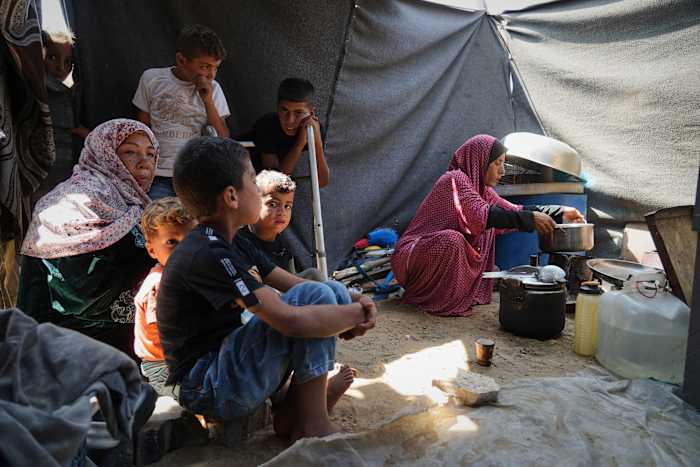 Gaza markeert het begin van Eid met buitengebeden in het puin en voedsel dat ooit schaarser wordt