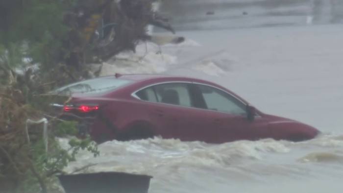 Geen enkele verdachte gevonden in gestolen auto die in hoog water aan de westkant zit, zegt de politie