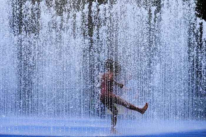 Gezondheidsfunctionarissen geven waarschuwingen als Britse bakken in de eerste hittegolf van 2025