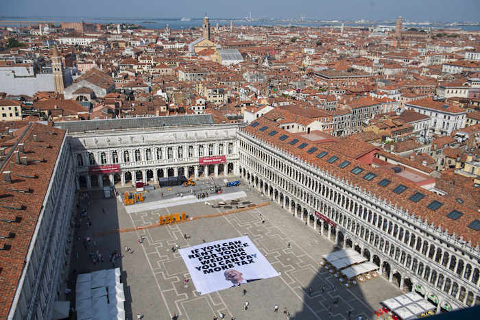 Greenpeace sluit zich aan bij anti-bezos protest met Venice Banner die klaagt over miljardair belastingvoordelen