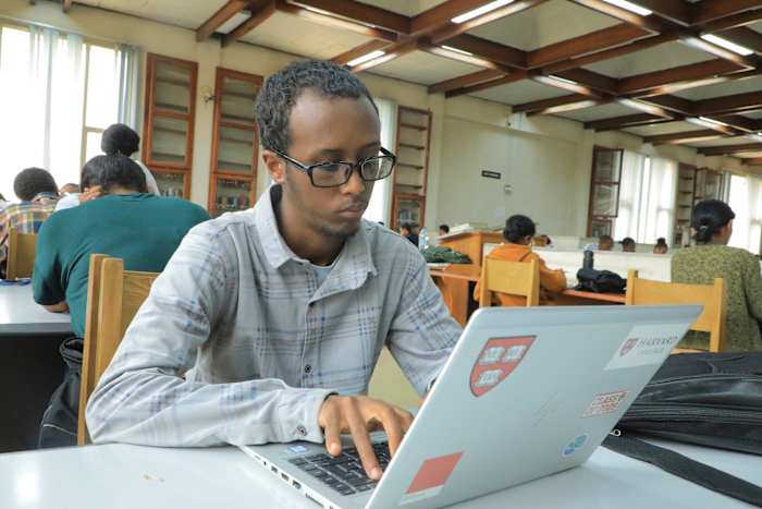 Harvard stelt juridische uitdaging in over het verbod van Trump op buitenlandse studenten. Overzee, toegelaten studenten wachten