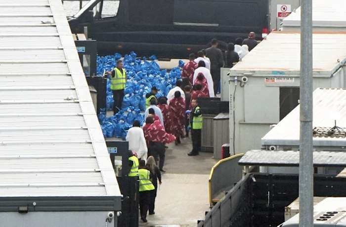 Het aantal migranten dat het VK bereikt in kleine boten in één dag raakt een high 2025