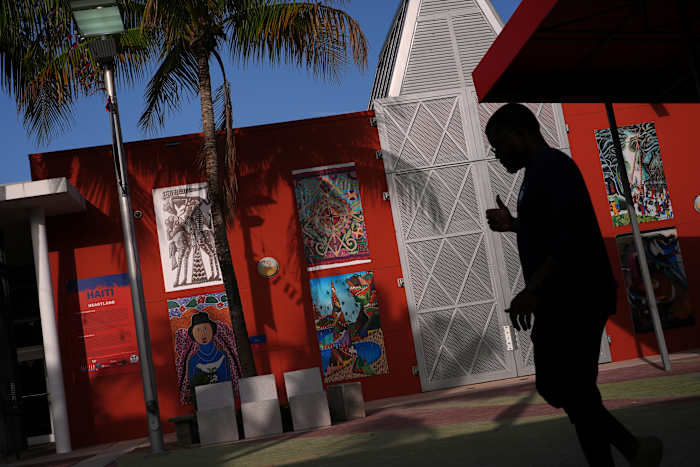 Het nieuwe reisverbod van Trump die van kracht wordt te midden van escalerende spanning over de handhaving van immigratie