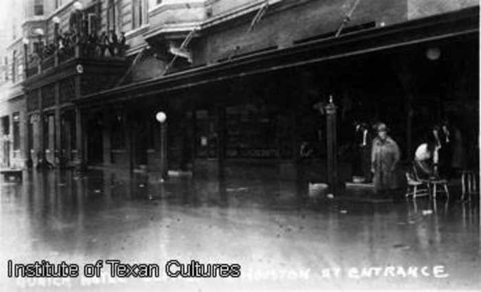 Historische overstromingen in San Antonio: 1921 Tragedy leidde tot het gebouw van de rivierwandeling