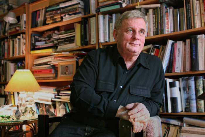 Hoe baanbrekende homo -auteur Edmund White de weg vrijmaakte voor andere schrijvers