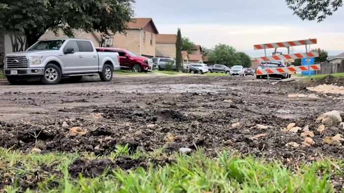 'Hoe is dit acceptabel?': Buren willen snel werk aan het werk dat Bexar County Street Rocky, Muddy heeft gemaakt