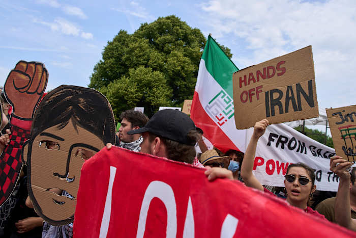 Honderden protest in Den Haag tegen de NAVO, dagen voor de Nederlandse stad Hosts Alliance Summit