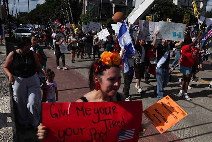 Honderden verzamelen zich in Houston en San Antonio om te protesteren