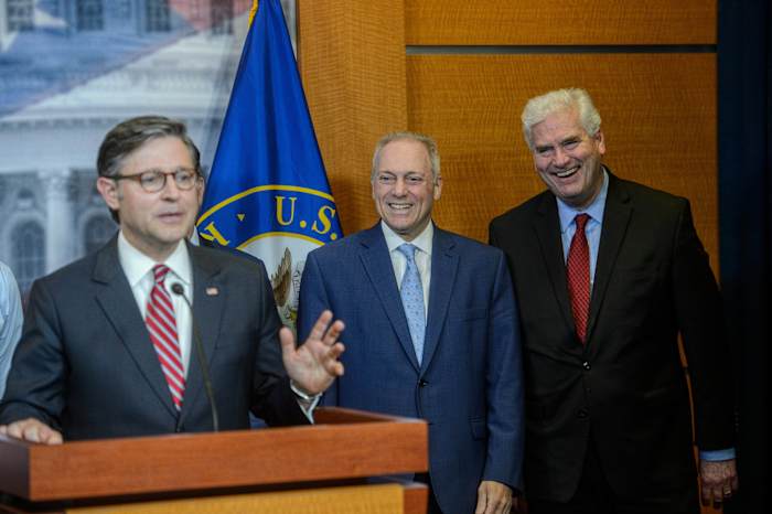 Huis stemt op verzoek van Trump om de financiering te verlagen voor NPR, PBS en buitenlandse hulp