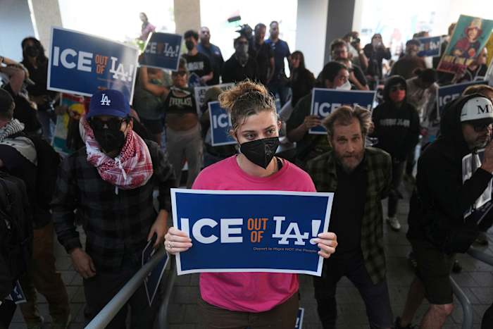 Immigratie -autoriteiten verlengen de activiteit in het gebied Los Angeles te midden van straatprotesten