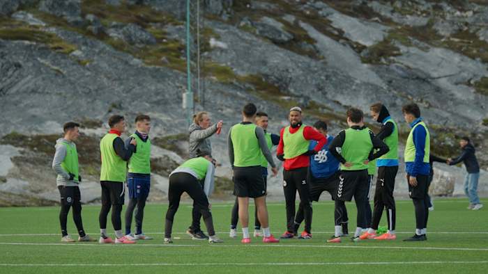 In Groenland betekent de 24-uurs zomerzon het voetbalseizoen is