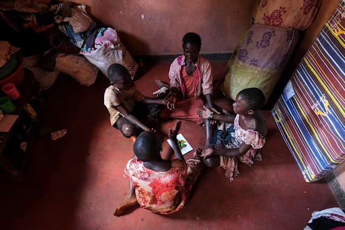 In Oeganda is een betaalbaar alternatief voor vuilvloeren een grote boost voor de menselijke gezondheid