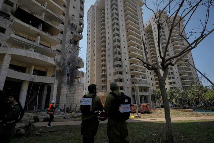 In deze Israëlische stad getroffen door een Iraanse raket, ondersteunen veel mensen nog steeds de operatie van hun leger