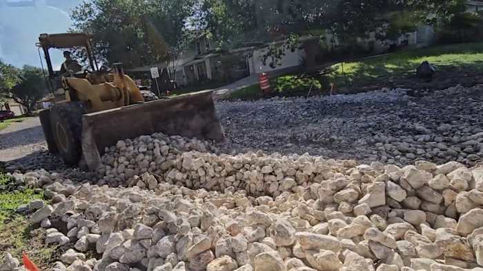 Inwoners van Rocky, Muddy Northeast Bexar County Street zien verbetering