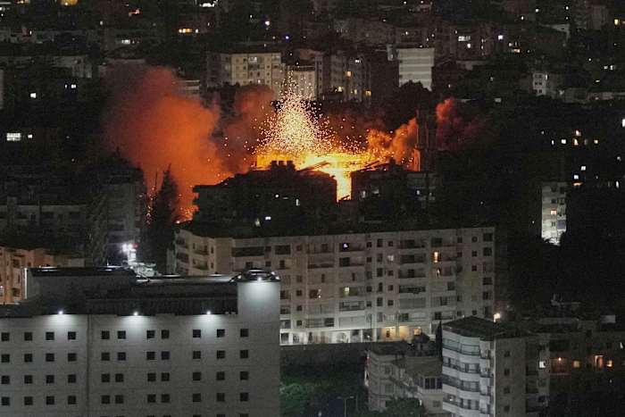 Israël slaat de buitenwijken van Beiroet om zich te richten op wat het zegt is Hezbollah -drone -productie