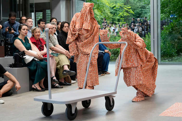 Issey Miyake transformeert de Cartier Foundation in levende sculptuurtuin met licht en beweging