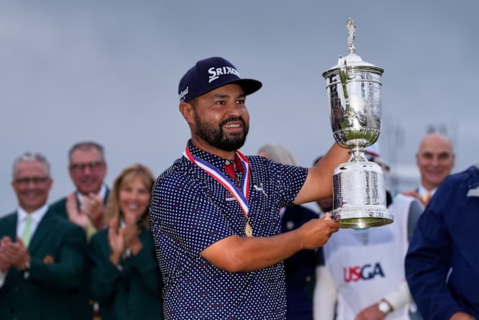 JJ Spaun's pad naar ons open titel geholpen door een schot op een paraplu