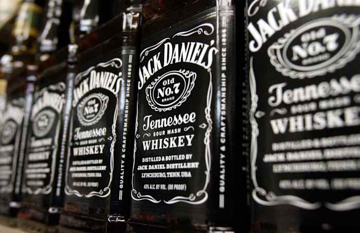 Jack Daniel's maker Brown-Forman ziet de verkoop dalen terwijl Trump-handelsconflicten weegt op sterke producenten