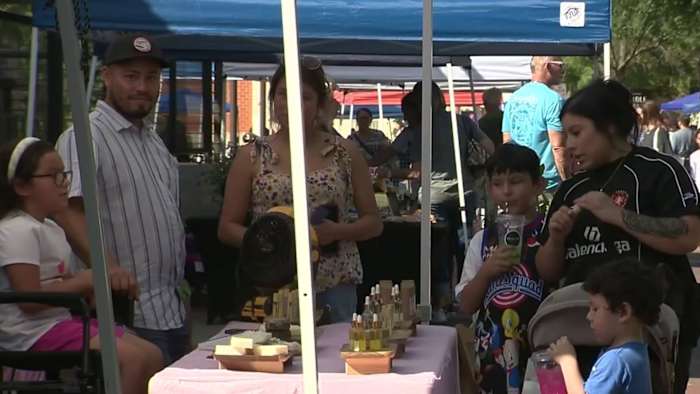 Jonge ondernemers verkopen handgemaakte artikelen op Pearl Children's Night Market