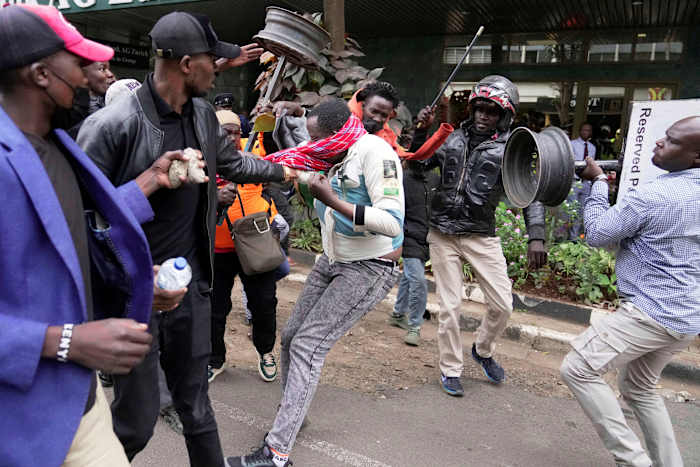 Keniaanse politie schiet demonstrant van dichtbij tijdens de laatste protesten over de dood van Blogger