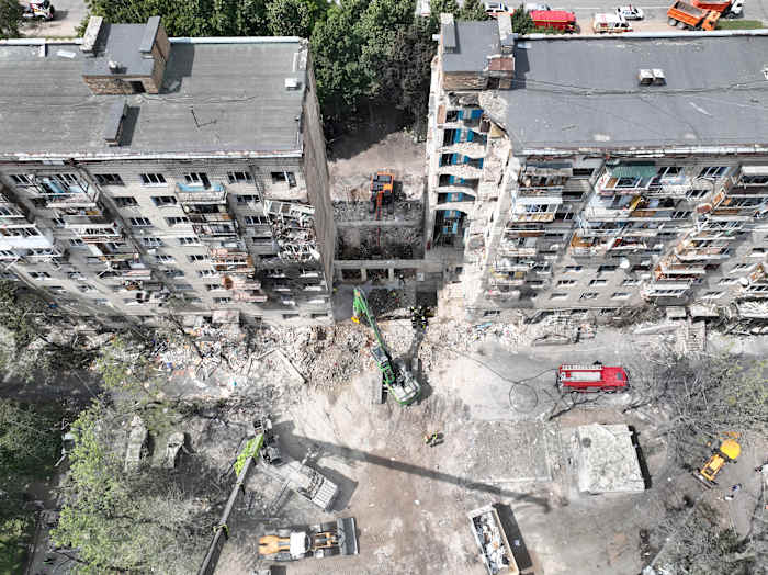 Kyiv -redders vinden meer lichamen als dodental van de laatste Russische luchtaanval tot 28