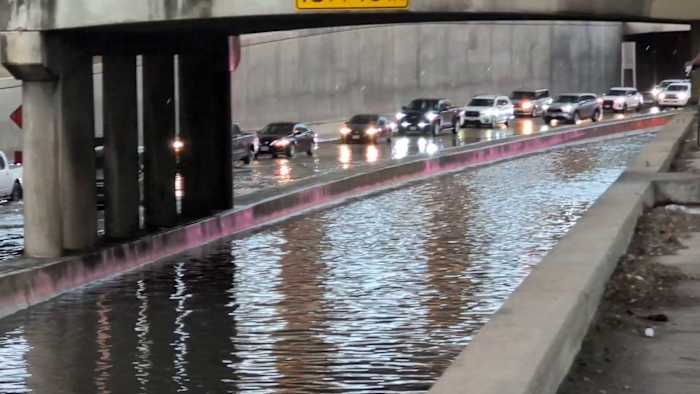 Lager niveau van I-35 gesloten door overstromingen na stormen in San Antonio
