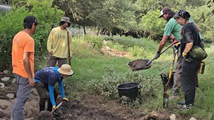 Lokale non -profit helpt bij het reinigen van Edwards Aquifer Rolidge Zone na dodelijke overstromingen