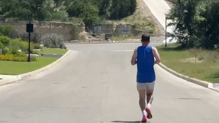 Man die in 7 dagen 7 marathons op 7 continenten liep, traint nu om een ​​record op de Noordpool te breken