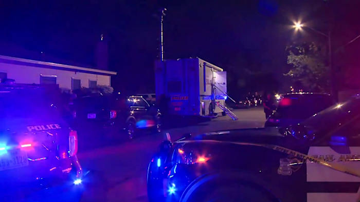 Man gearresteerd na moord, afstand op East Side, zegt de politie van San Antonio
