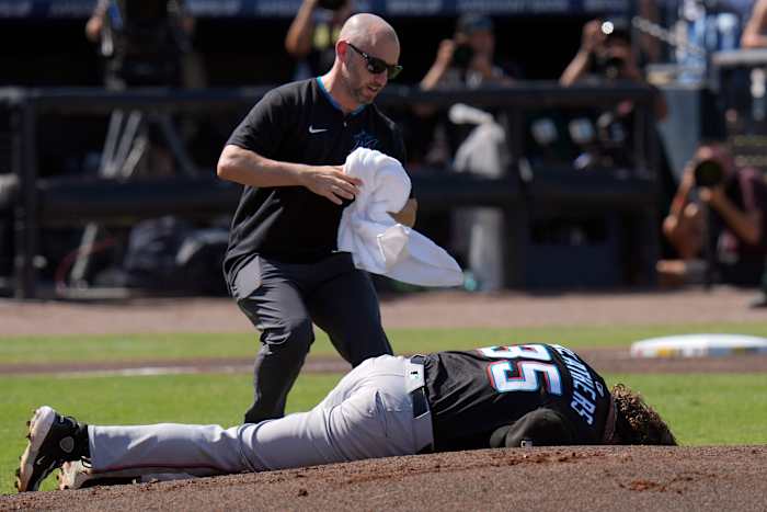 Marlins starter Ryan Weathers gooit 3 innings nadat hij in het hoofd is geraakt door catcher's worp