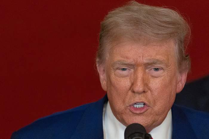 Met zijn aandelen in scherpe achteruitgang, zal het mediabedrijf van Trump $ 400 miljoen van zijn eigen aandelen kopen