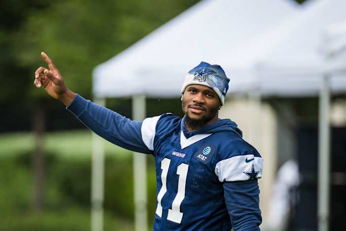 Micah Parsons verschijnt voor Minicamp met cowboys, heeft langdurig chatten met Jerry Jones