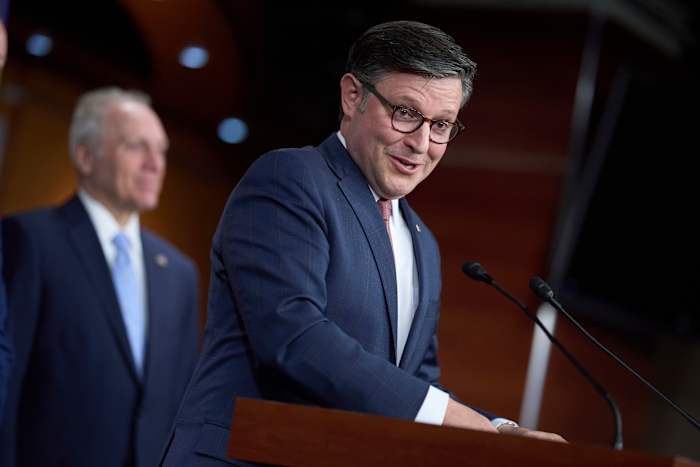 Mike Johnson dempt de invloed van Musk en zegt dat de Republikeinen de belasting- en budgetwet van Trump zullen passeren