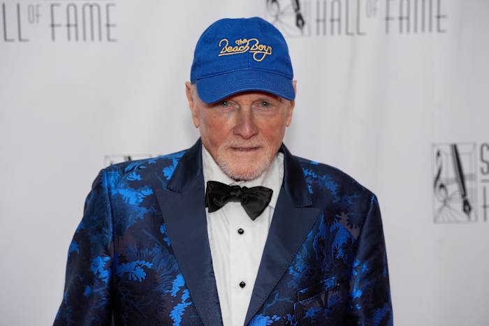 Mike Love en John Stamos brengen hulde aan Brian Wilson van Beach Boys