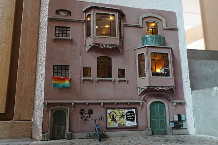 Mini Creations door Zweedse kunstenaars 'anonieme', 'Banksy Mouse genoemd', ga van straat naar museum