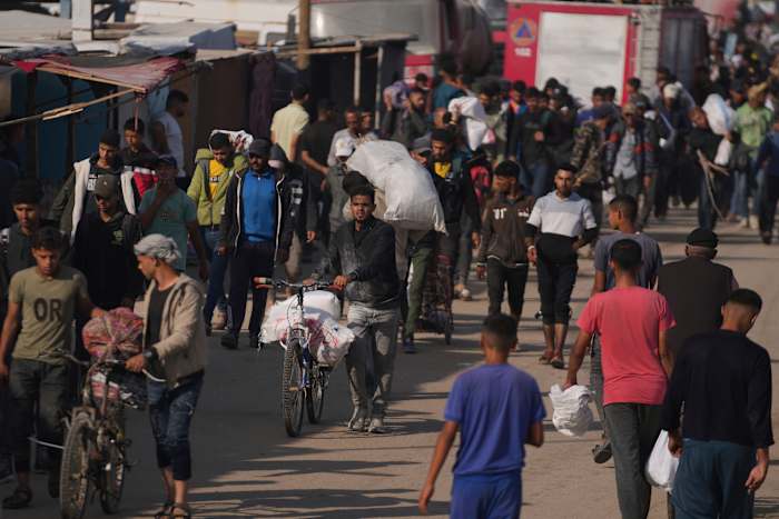 Minstens 25 Palestijnen worden gedood terwijl ze op weg zijn naar een Gaza Aid Hub, zeggen ambtenaren en getuigen zeggen