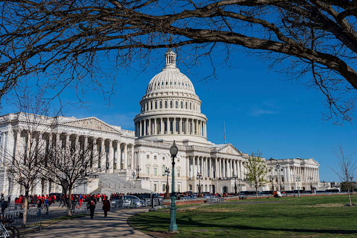 Na een dramatische stemming duwt de senaat vooruit op de belastingvoordelen van Trump en het uitgeven van een gesneden plan
