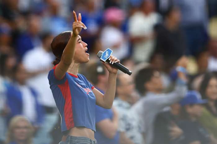 Nezza's volkslied in het Spaans in het Dodger Stadium ontsteekt het debat over de immigrantenondersteuning van het team