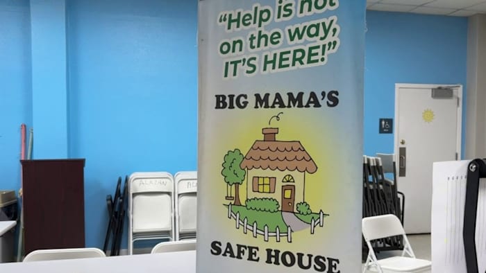 Non-profit van East Side lanceert het printprogramma van het jeugd-shirt