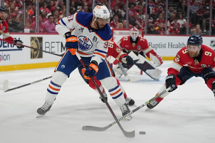 Oilers ruilen Evander Kane naar de Canucks en ruimt de salariscapruimte op voor volgend seizoen