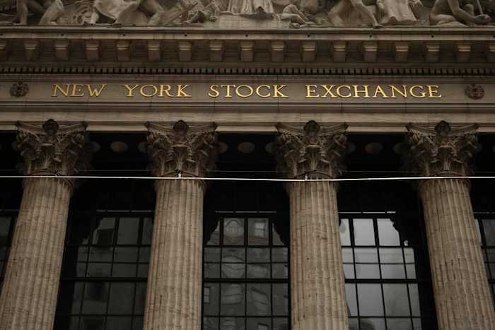 Olie stijgt en Amerikaanse aandelenfutures, Aziatische aandelen glippen na de Amerikaanse staking op nucleaire locaties in Iran