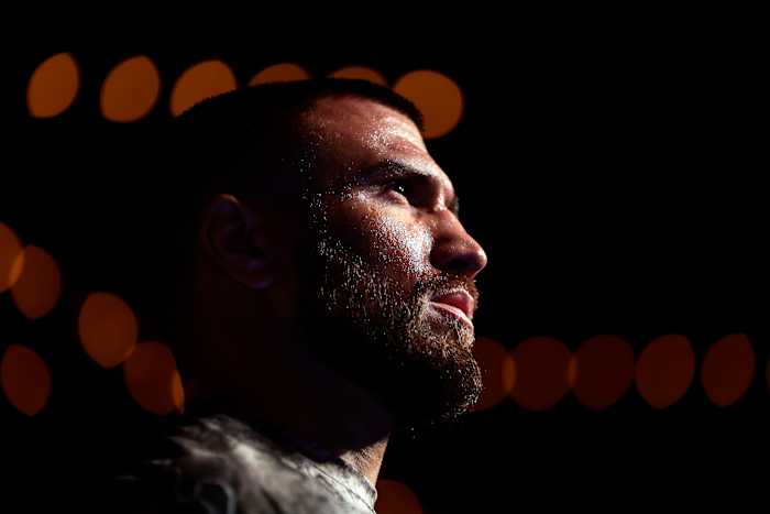 Olympic Star, drietwijd pro-kampioen Vasiliy Lomachenko kondigt pensioen aan van boksen